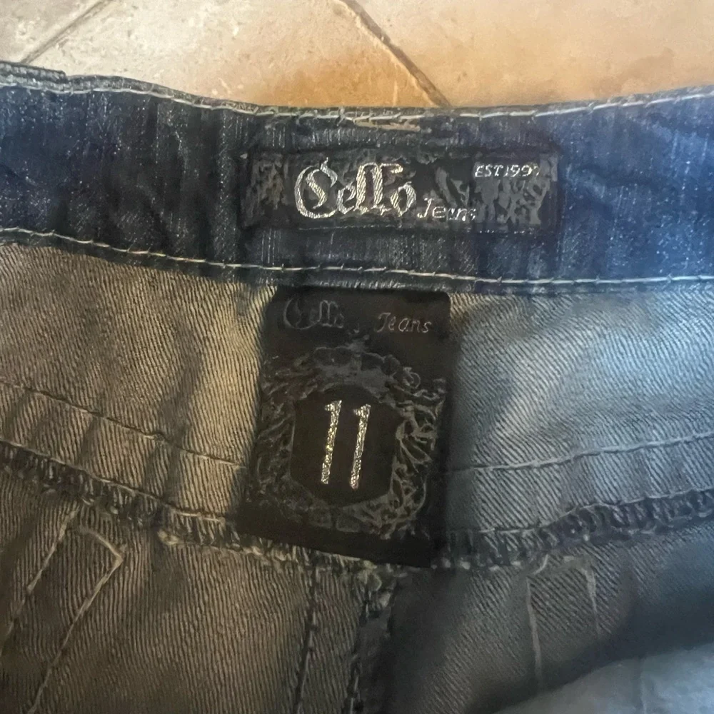 Cello ladies long shorts five pocket style, intricate embellishments size 11
